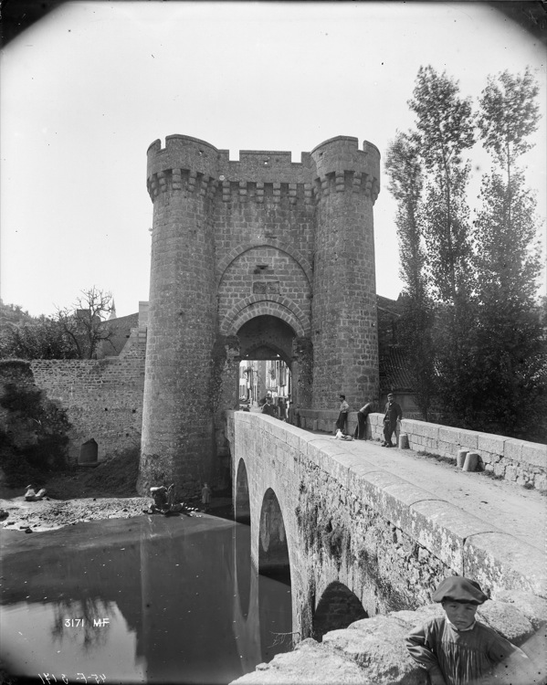 Porte Saint-Jacques vue du pont sur le Thouet