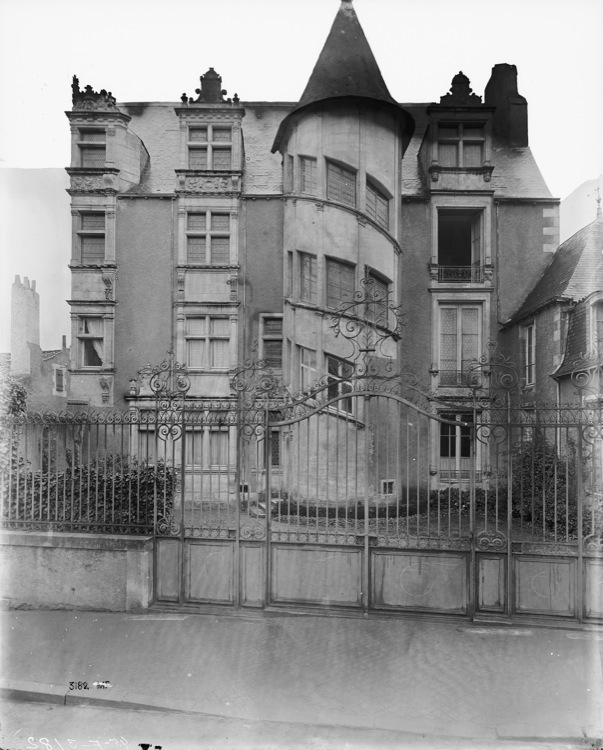 Vue d'ensemble avec la tourelle d'escalier