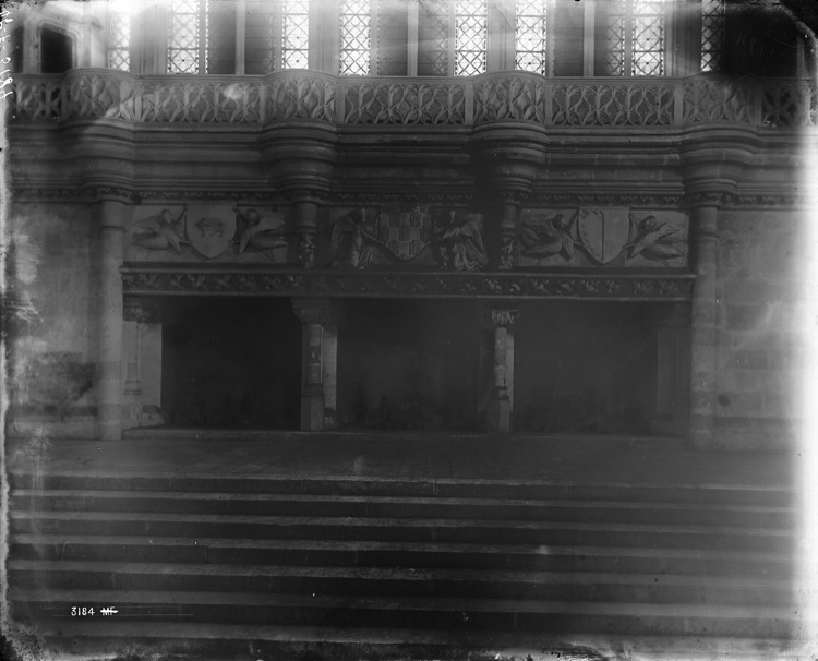 Intérieur, salle des pas-perdus : cheminée