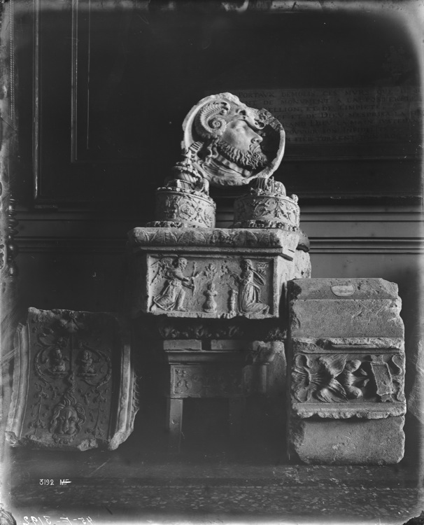 Dépôt lapidaire : fragments de décor sculpté provenant du château