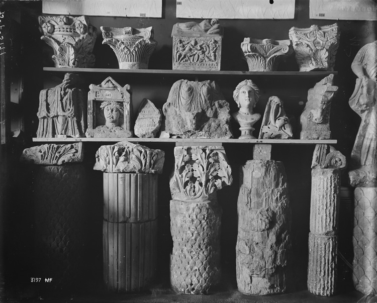 Dépôt lapidaire : chapiteaux mérovingiens, fragments de colonnes et statues, urne funéraire étrusque