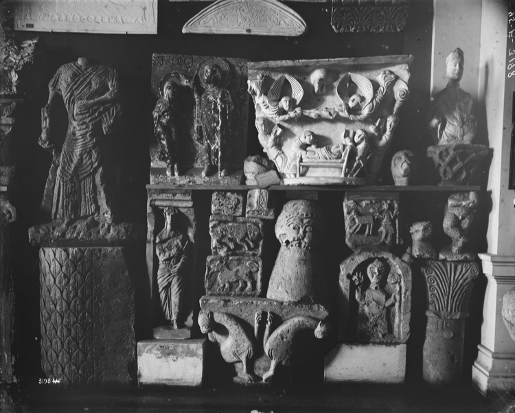 Dépôt lapidaire : fragments de statues, bas-reliefs et chapiteaux d'époque romane