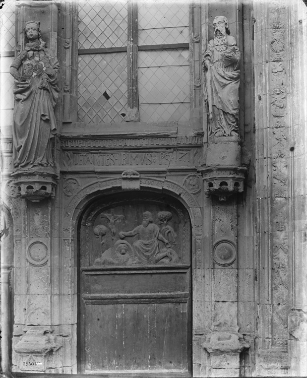 Façade ouest, portail : porte de droite, détail des statues