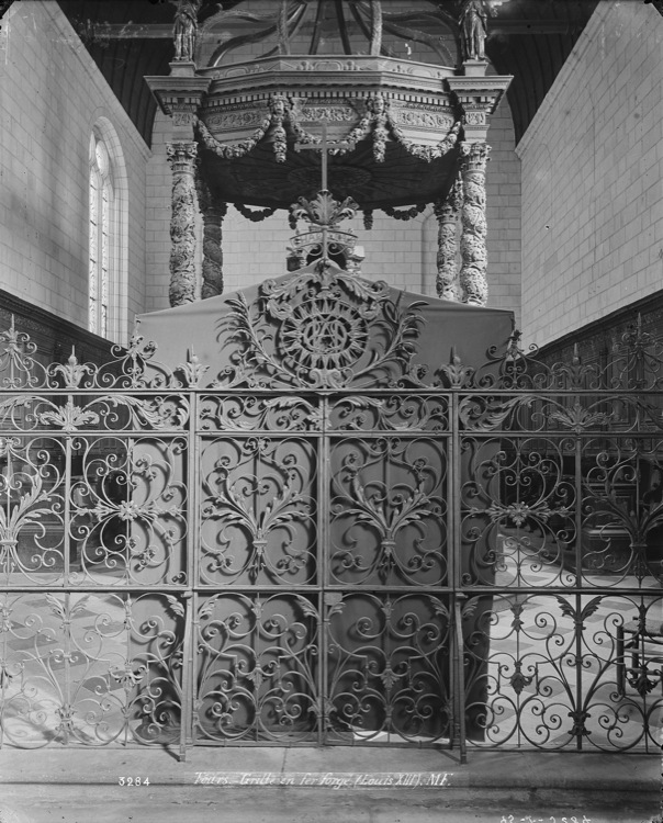 Intérieur : grille en fer forgé de clôture du chœur, porte centrale