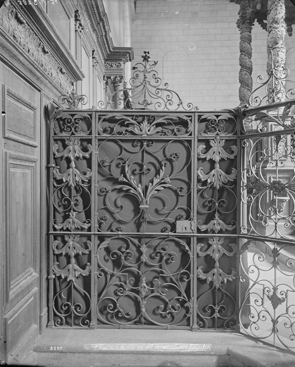 Intérieur : grille en fer forgé de clôture du chœur, porte latérale