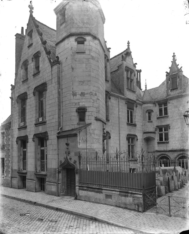 Façades sur rue, tourelle d’angle