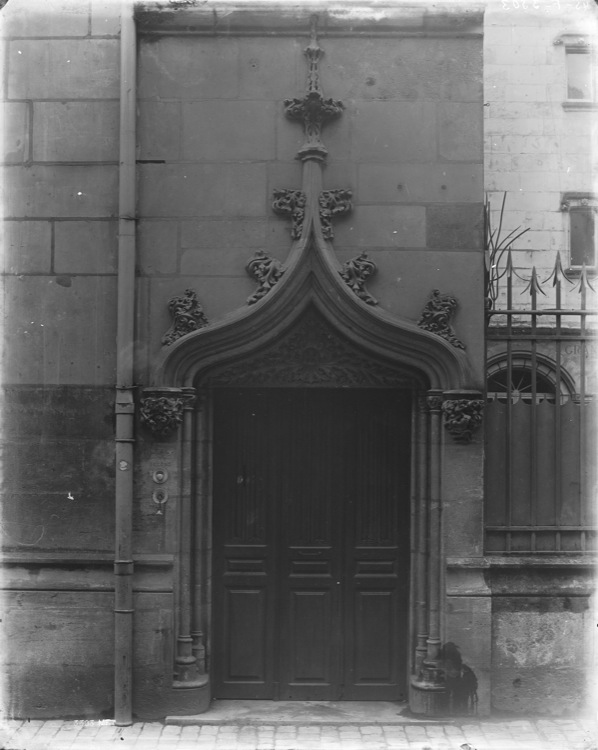 Façade sur rue : porte surmontée d’un arc gothique en accolade