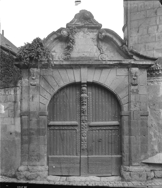 Portail surmonté d'un fronton : battée centrale sculptée