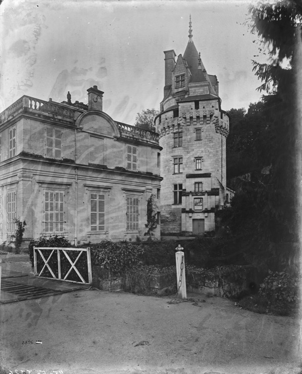 Bâtiment couvert d'une fausse terrasse, et donjon