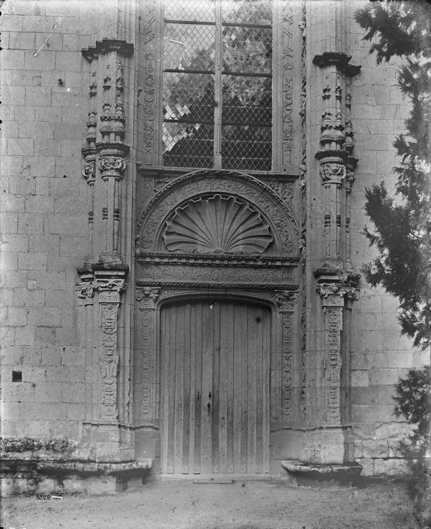 Chapelle : portail de la façade ouest, au tympan orné d'une coquille