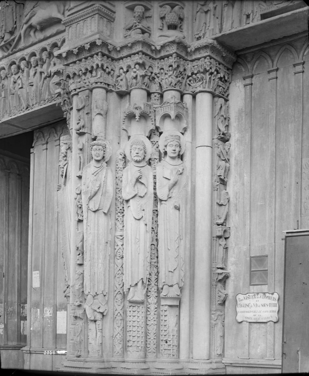 Portail royal : statues-colonnes du piédroit gauche de la porte de droite