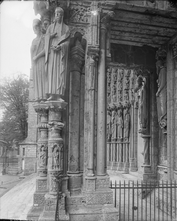 Porches de la façade nord : statues-colonnes