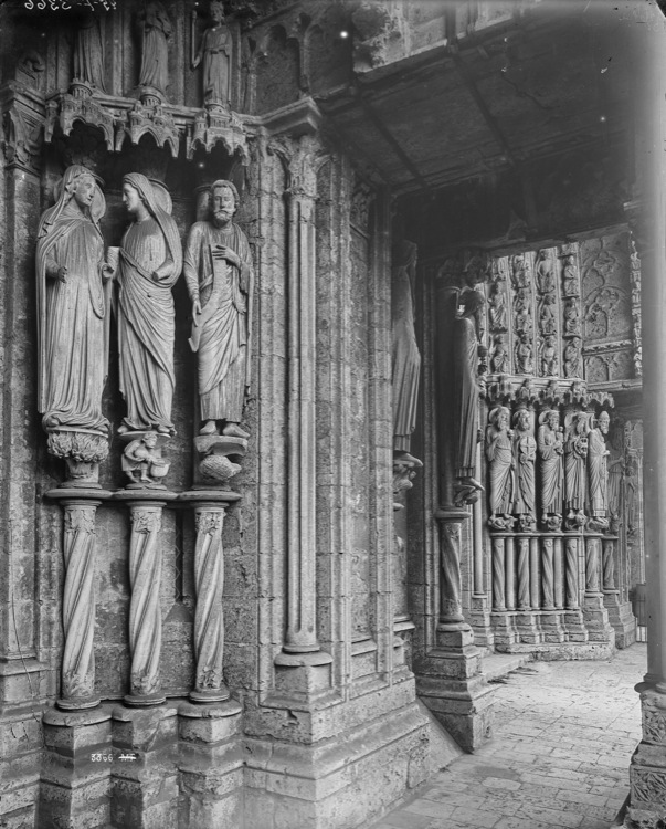 Porches de la façade nord : statues-colonnes