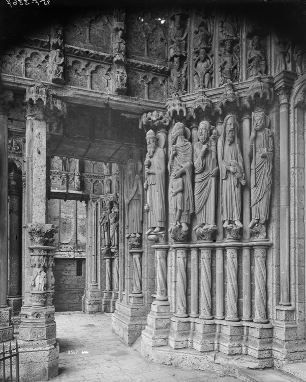 Porches de la façade nord : statues-colonnes