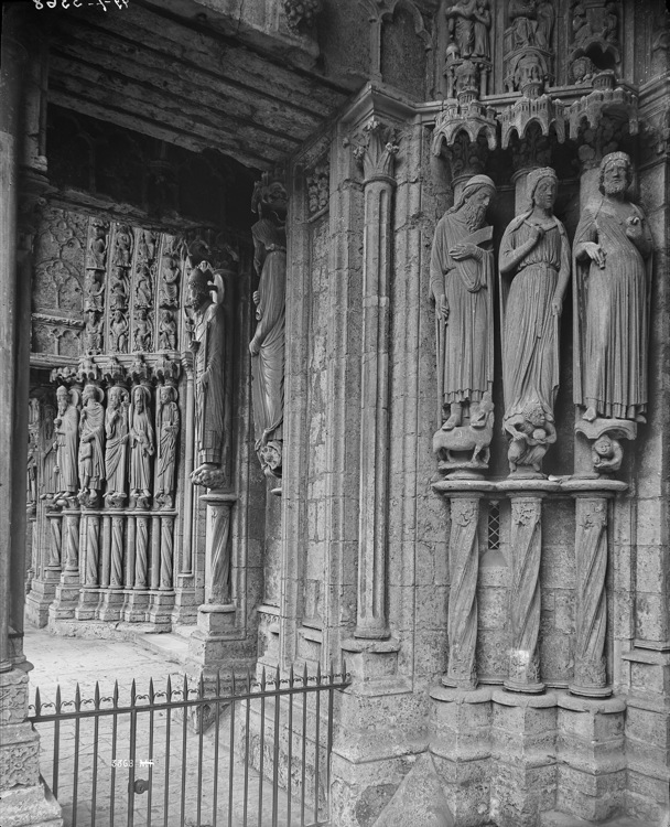 Porches de la façade nord : statues-colonnes