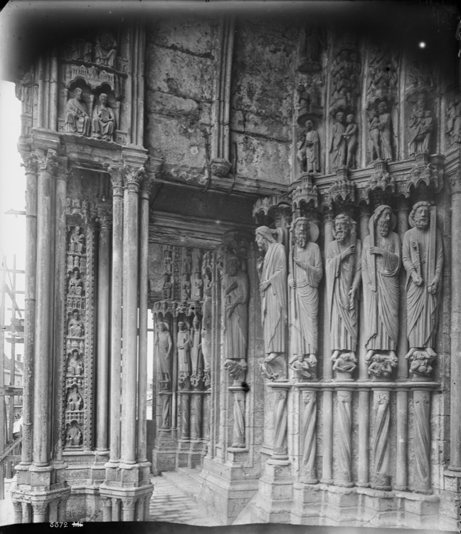 Façade sud, porches : statues-colonnes des piédroits