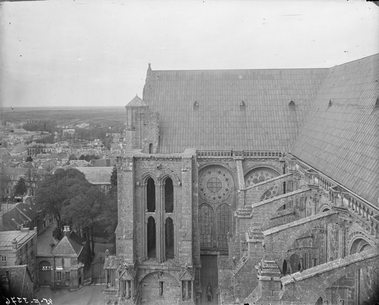 Façade nord : partie haute du transept et arcs-boutants, vue plongeante