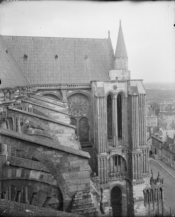 Façade sud : transept et arcs-boutants, vue plongeante