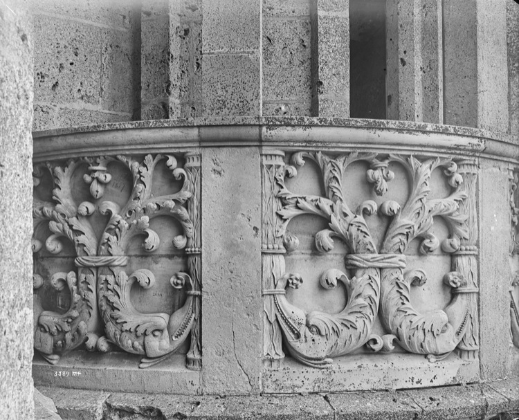 Escalier du clocher neuf, balustrade : décor sculpté