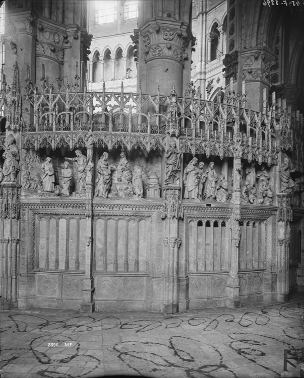 Intérieur, pourtour du chœur : scènes sculptées