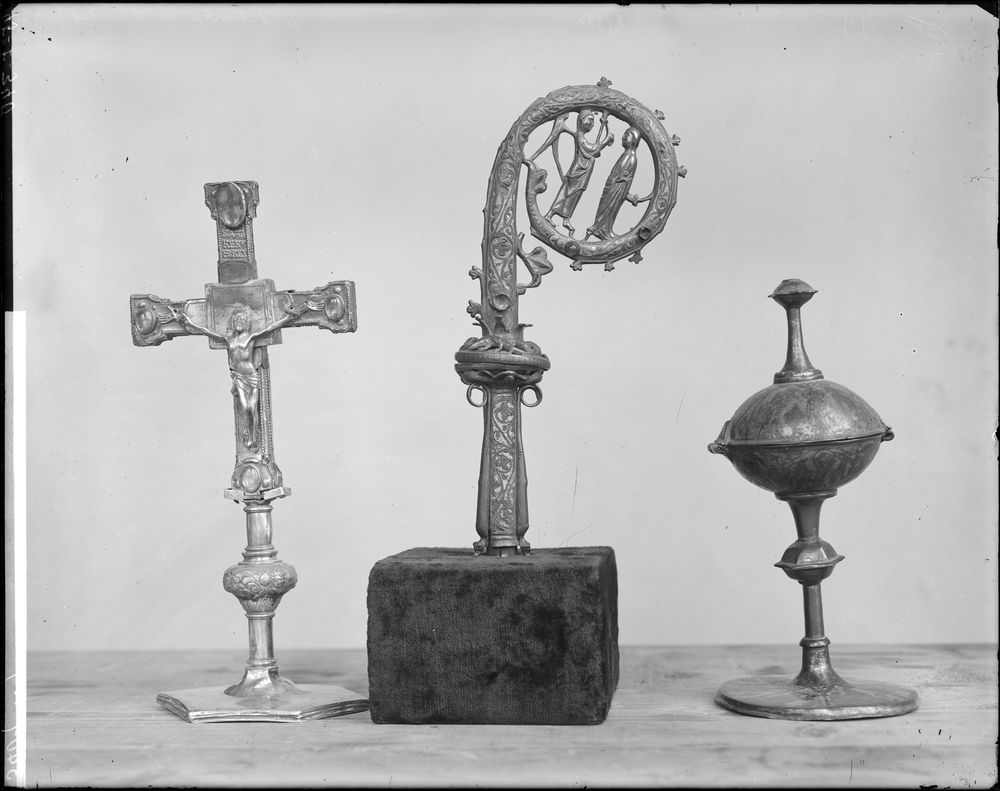 Croix-reliquaire ; Crosse de saint Césaire ornée d'une Annonciation ; Ciboire