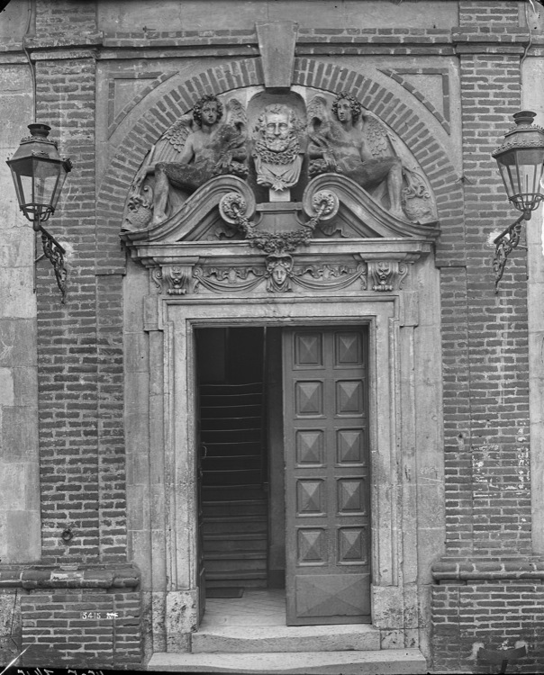 Porte de l'aile gauche de la cour, surmontée d'un buste de Louis XIII