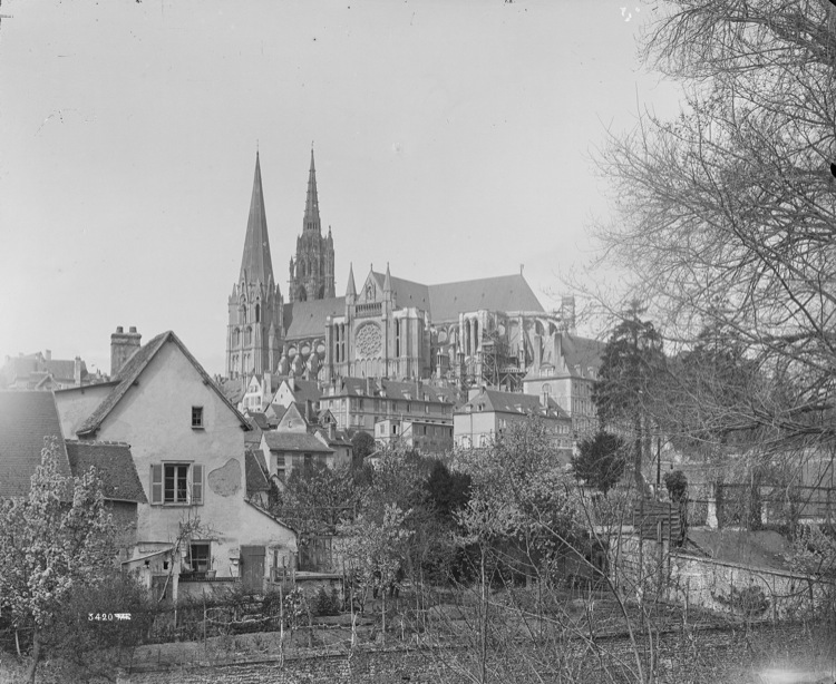 Ensemble sud-est, maisons et jardins au premier plan