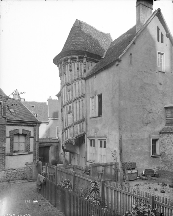 Façade sur cour : tourelle d'escalier