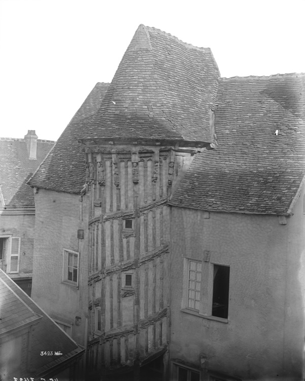 Tourelle d'escalier : partie haute, vue légèrement plongeante