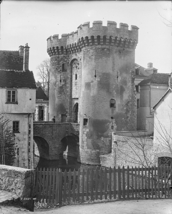 Façade extra-muros et petit pont, vue diagonale