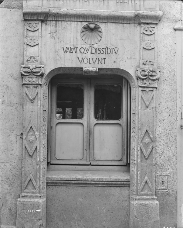 Porte Renaissance, au tympan gravé d'une inscription latine