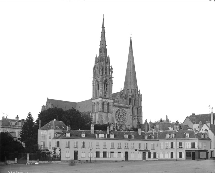 Façade ouest vue dans son environnement urbain