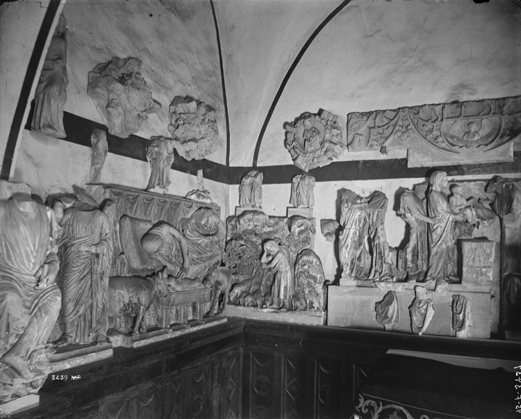 Dépôt lapidaire : fragments de statues et bas-reliefs