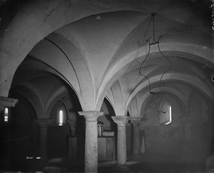 Chapelle : colonnes et voûtes de la crypte