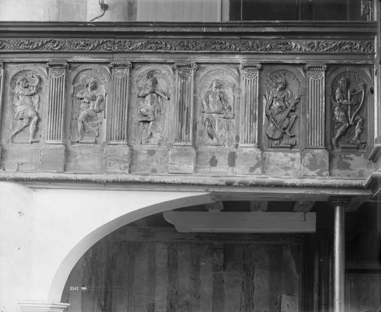 Intérieur : balustrade sculptée de la tribune d'orgue