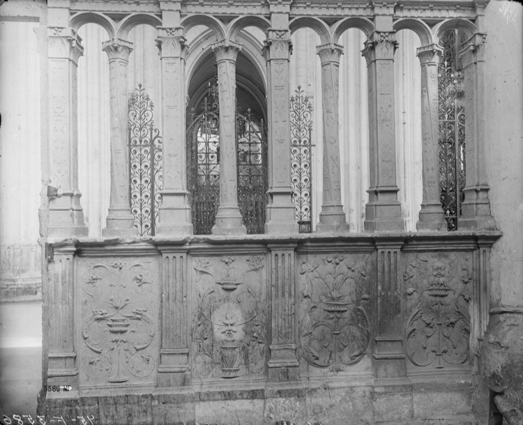 Intérieur, clôture des chapelles latérales et du choeur : décor sculpté