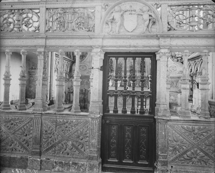 Intérieur, clôture des chapelles latérales et du choeur : clôture de la chapelle Saint-Joseph, soubassement orné de feuilles de chardon