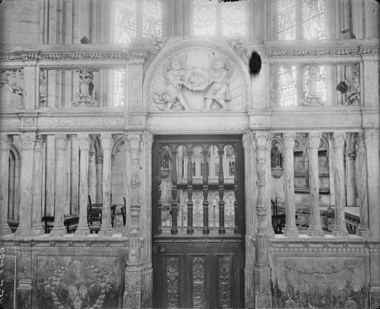 Intérieur, clôture des chapelles latérales et du choeur : porte de la chapelle des Saints-Patrons