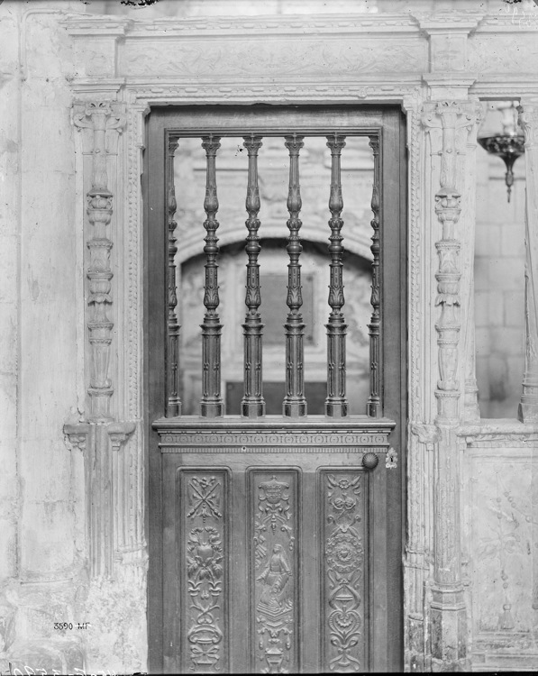 Intérieur, clôture des chapelles latérales et du choeur : porte, décor sculpté