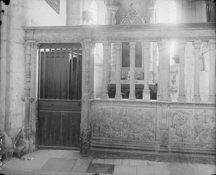 Intérieur, clôture des chapelles latérales et du choeur : porte, décor sculpté