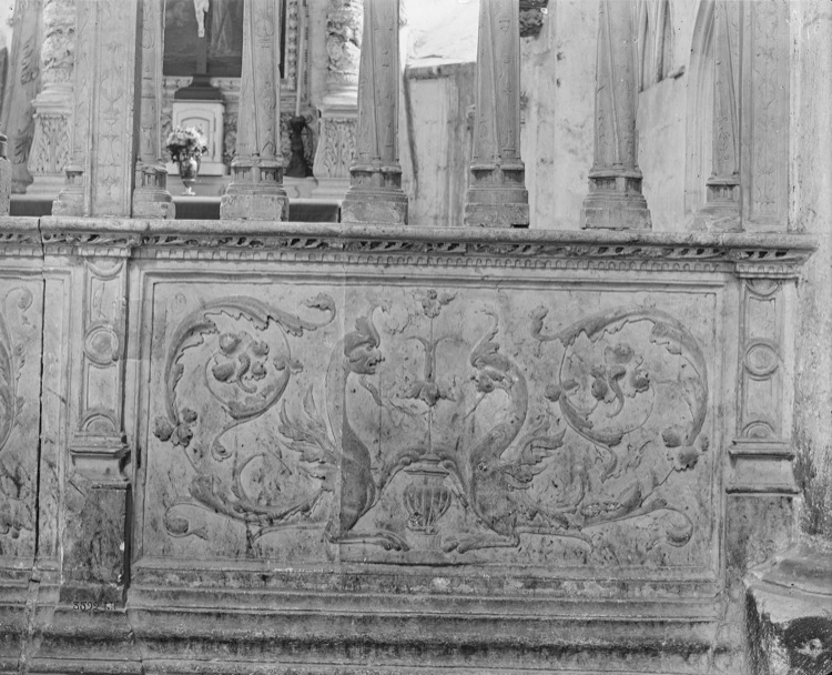 Intérieur, clôture des chapelles latérales et du choeur : soubassement, décor sculpté