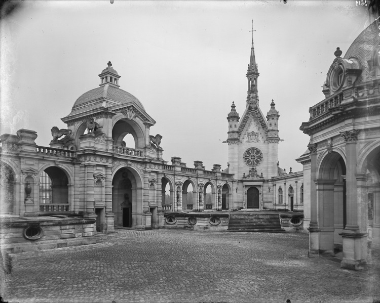 Cour d’honneur et façade de la chapelle