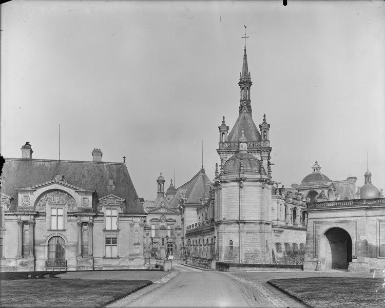 Pont et entrée entre le pavillon d’angle et l’abside de la chapelle