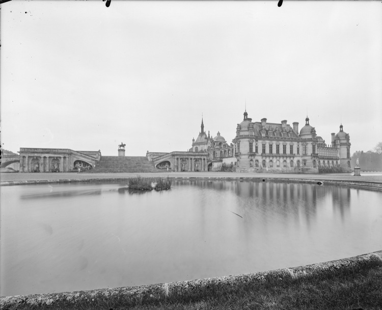 Ensemble nord-est et terrasse du Connétable vus du miroir d’eau