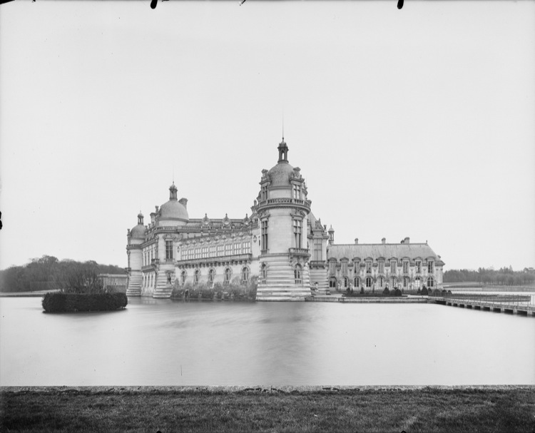 Ensemble nord-ouest, en arrière-plan du miroir d’eau