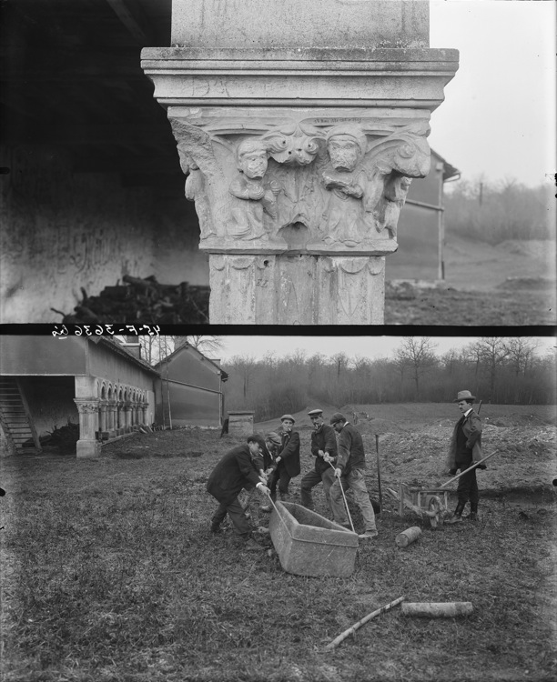 Chapiteau historié du cloître ; Hommes tirant avec des cordes une cuve de sarcophage en pierre