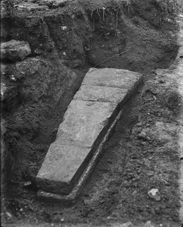 Sarcophage en pierre avec son couvercle