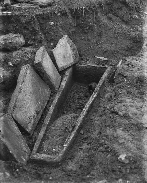 Sarcophage en pierre, couvercle relevé