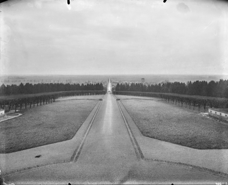 Cour d’honneur et parc vers la ville, vue axiale