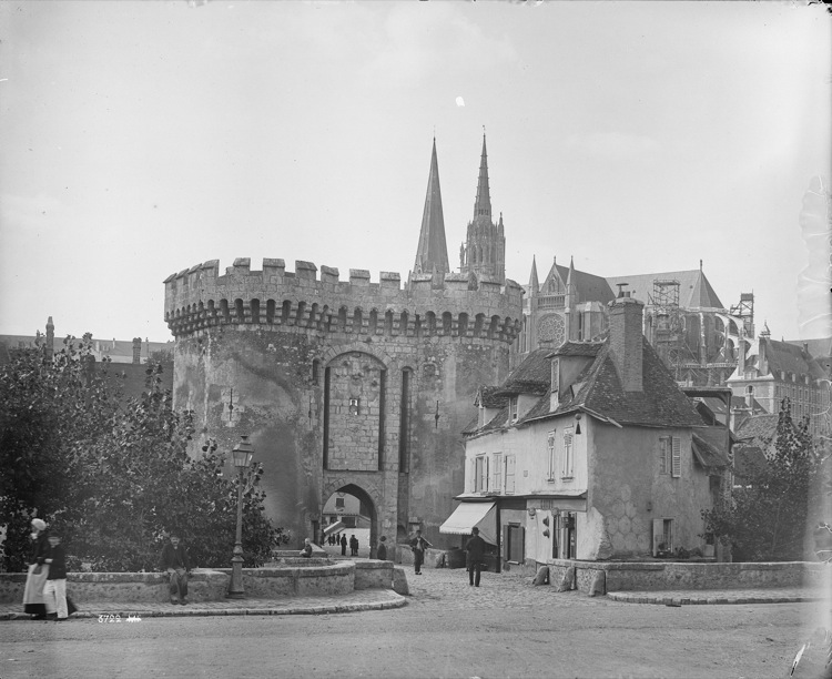 Façade extra-muros, tours de la cathédrale Notre-Dame en arrière-plan